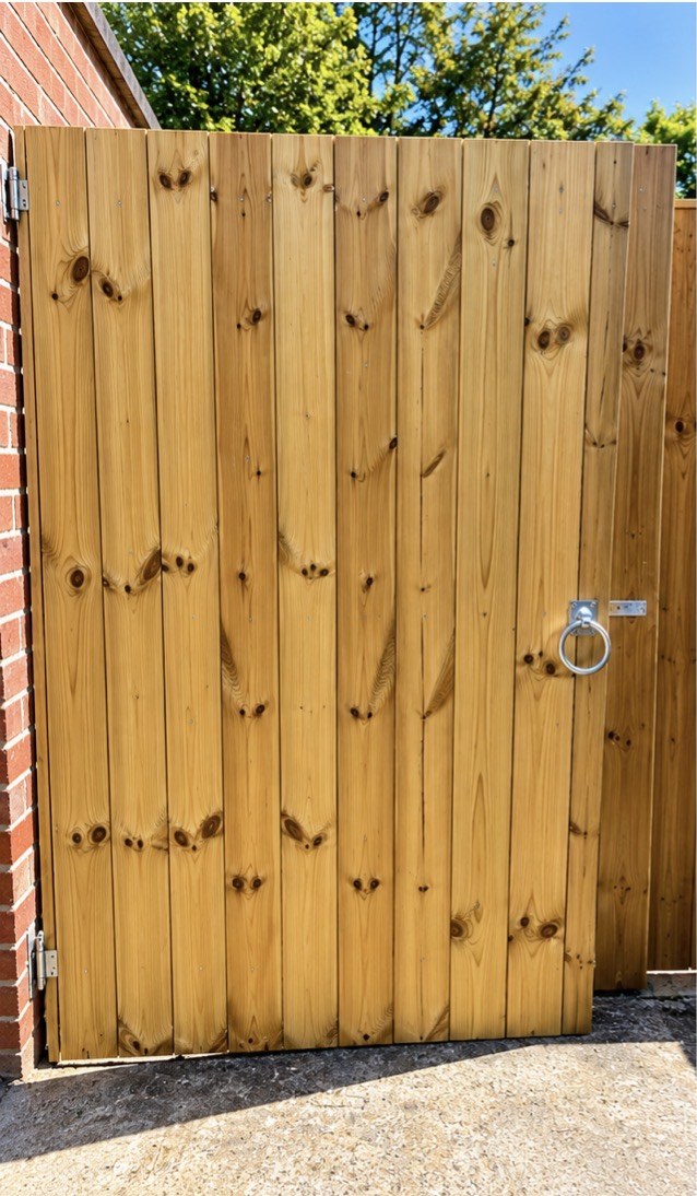 Board-on-board side gate